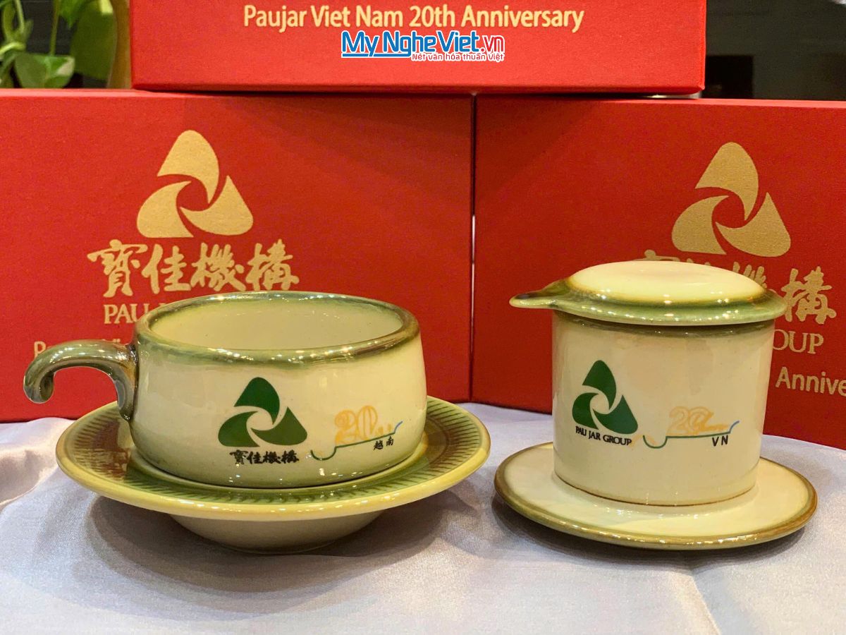 Phin cafe gốm Bát Tràng thấp màu xanh lá logo PAU JAR GROUP