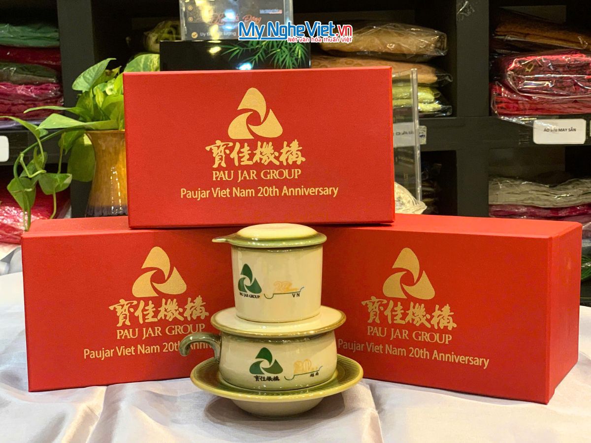 Phin cafe gốm Bát Tràng thấp màu xanh lá logo PAU JAR GROUP