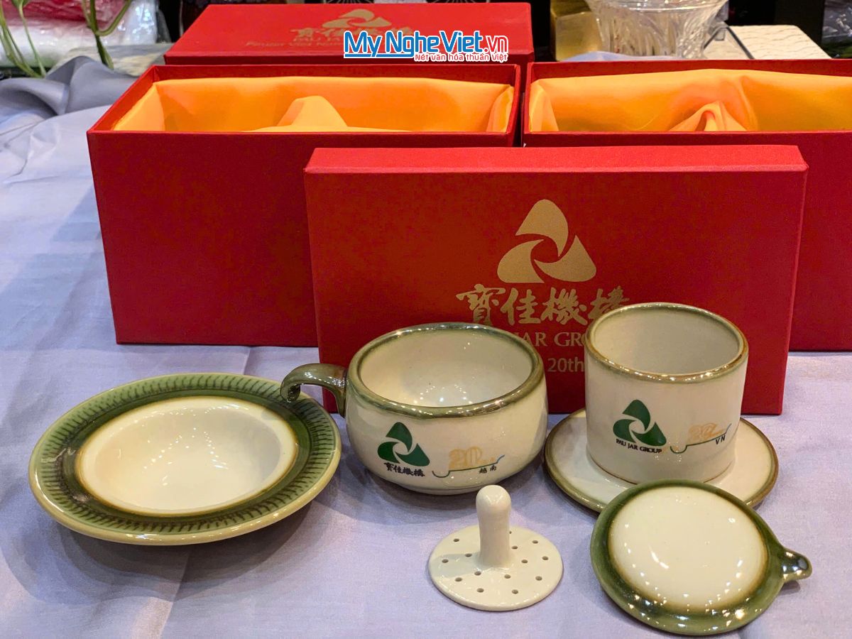 Phin cafe gốm Bát Tràng thấp màu xanh lá logo PAU JAR GROUP