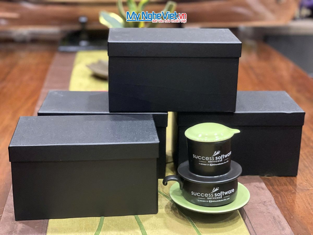 Phin cafe gốm Bát Tràng thấp màu xanh lá logo Success Software