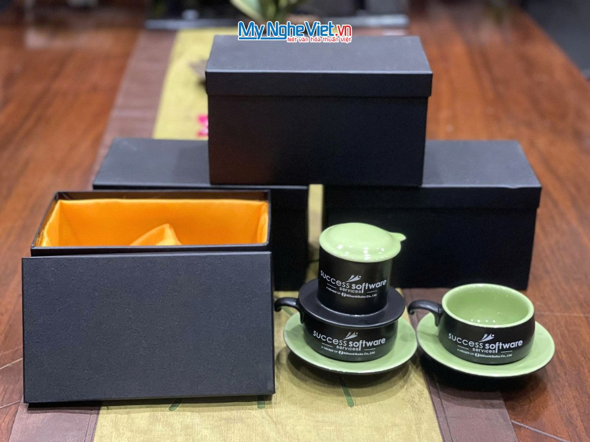 Phin cafe gốm Bát Tràng thấp màu xanh lá logo Success Software