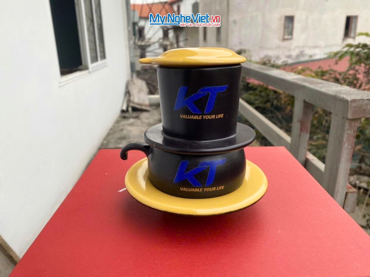 Phin cafe gốm Bát Tràng thấp màu vàng logo KT