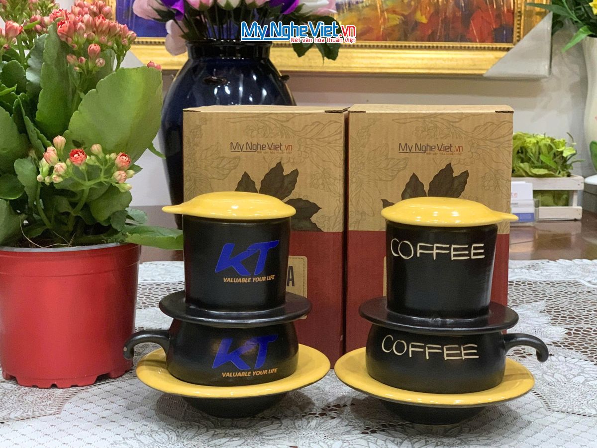 Phin cafe gốm Bát Tràng thấp màu vàng logo KT