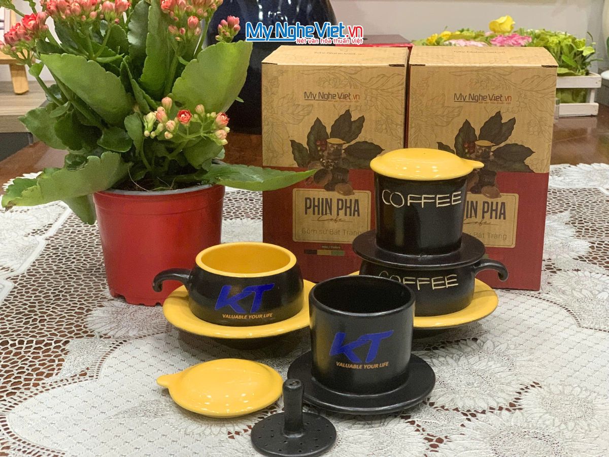 Phin cafe gốm Bát Tràng thấp màu vàng logo KT