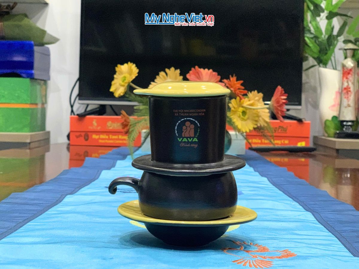 Phin cafe gốm Bát Tràng thấp màu vàng logo VAVA